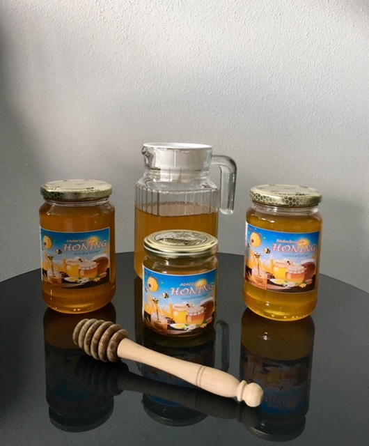 Glazen honing schenkkan met honing